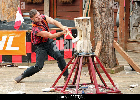 Ein holzfäller schwingt seine Axt ein Protokoll zu hacken Stockfoto