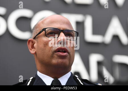 Die Metropolitan Police Assistant Commissioner Arbeiten von Spezialisten Neil Basu macht eine Aussage bei New Scotland Yard in London, nachdem ein Auto in Sicherheit Sperren außerhalb der Häuser des Parlaments abgestürzt. Stockfoto