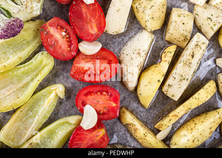 Herbst Mix aus Gemüse und Gewürze im Ofen gebacken, Kartoffeln, Paprika, Tomaten, Blumenkohl Stockfoto