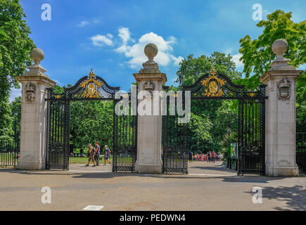 Mall, London, UK - Juni 8, 2018: Blick auf den herrlichen Malborough Tore auf der Mall in Central London, Eingang zum Park. Stockfoto