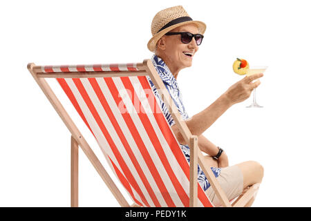 Ältere Touristen bei einem Cocktail im Liegestuhl auf weißem Hintergrund sitzen Stockfoto