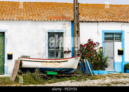 Peniche, Portugal - altes Fischerboot vor einem Haus in der schönen Stadt Peniche Stockfoto