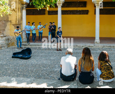 Cordoba, Spanien - 13. Juli 2018: Touristen hören zu einer live Flamenco Musik Performance im historischen Zentrum von Cordoba, Andalusien, Spanien - Uneso Stockfoto