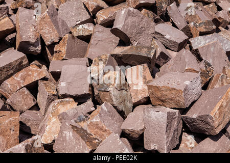 Ein Steinbruch mit rotem Sandstein, Bad Karlshafen, obere Wesertal, Weserbergland, Weserbergland, Reinhardswald, Hessen, Deutschland, Europa Stockfoto