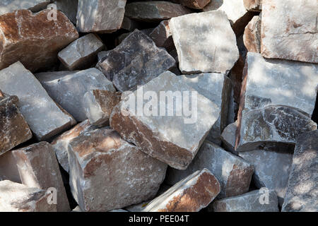 Ein Steinbruch mit rotem Sandstein, Bad Karlshafen, obere Wesertal, Weserbergland, Weserbergland, Reinhardswald, Hessen, Deutschland, Europa Stockfoto