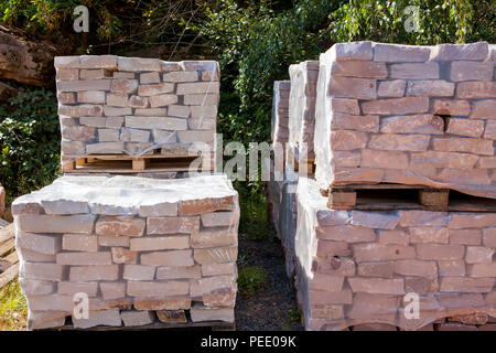 Ein Steinbruch mit rotem Sandstein, Bad Karlshafen, obere Wesertal, Weserbergland, Weserbergland, Reinhardswald, Hessen, Deutschland, Europa Stockfoto