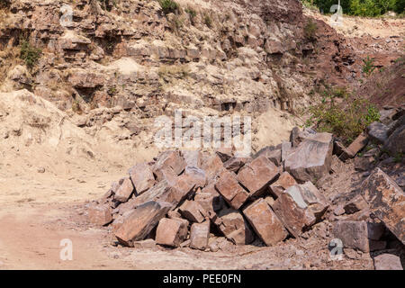 Ein Steinbruch mit rotem Sandstein, Bad Karlshafen, obere Wesertal, Weserbergland, Weserbergland, Reinhardswald, Hessen, Deutschland, Europa Stockfoto