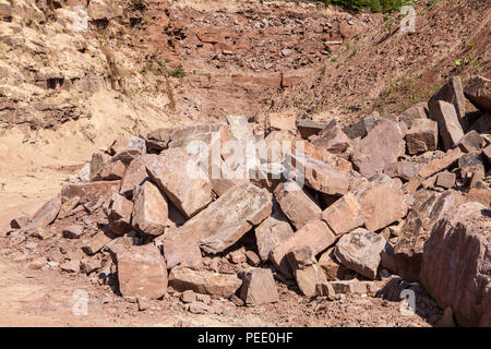 Ein Steinbruch mit rotem Sandstein, Bad Karlshafen, obere Wesertal, Weserbergland, Weserbergland, Reinhardswald, Hessen, Deutschland, Europa Stockfoto