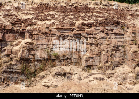 Ein Steinbruch mit rotem Sandstein, Bad Karlshafen, obere Wesertal, Weserbergland, Weserbergland, Reinhardswald, Hessen, Deutschland, Europa Stockfoto