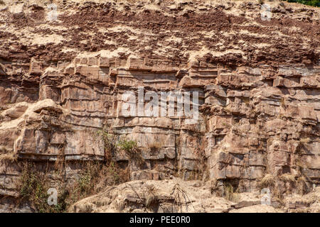 Ein Steinbruch mit rotem Sandstein, Bad Karlshafen, obere Wesertal, Weserbergland, Weserbergland, Reinhardswald, Hessen, Deutschland, Europa Stockfoto