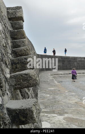 Treppen aus den Steinen im Cobb in Lyme Regis, Dorset Stockfoto