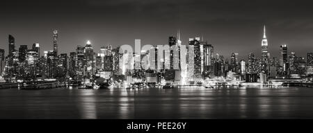 Panoramablick auf die Schwarz-Weiß-Ansicht von Midtown West Hochhäuser mit den Hudson River. Manhattan, New York City Stockfoto