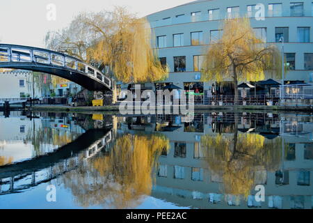 Brücke über den Regent's Canal in Camden Town, London Stockfoto