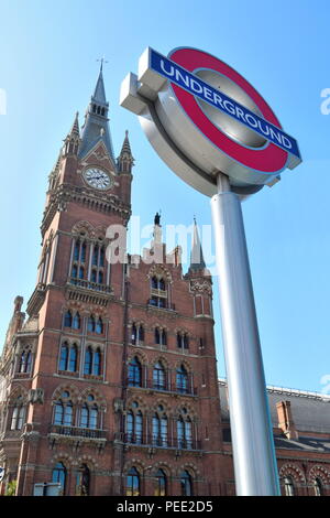 Londoner U-Zeichen, die sich in einem von vorn von der King's Cross Bahnhof Stockfoto