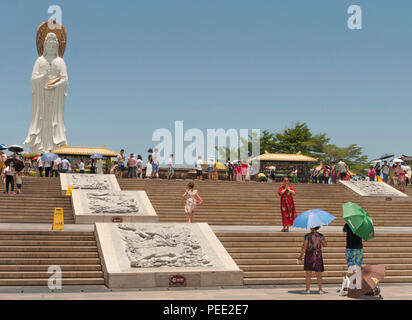 Die 108 m hohe Statue der Guanyin ist einer der Höhepunkte des Nanshan Buddhismus kulturelle Zone Stockfoto