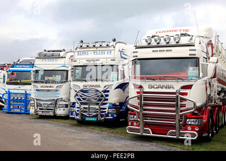 ALAHARMA, Finnland - 10 AUGUST 2018: Bull Bars verschiedener Design vor Scania und Volvo semi Trucks auf Power Truck Show 2018. Stockfoto