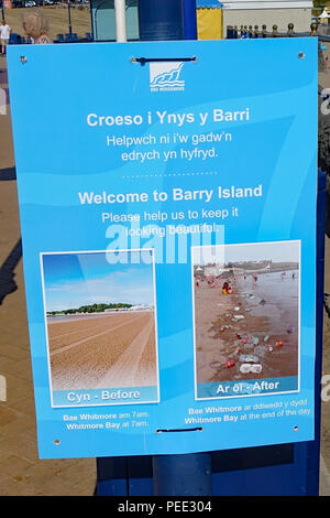 Anglo-Welsh dual-language Anti-wurf Poster bei Barry Island, Wales, zeigen den beliebten Strand am frühen Morgen, und nach dem Besucher heve in Links Stockfoto