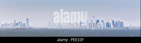 . Blick auf Lower Manhattan und Jersey City aus Staten Island, New York City, USA Stockfoto