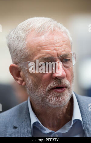 Der Führer der Jeremy Corbyn bei seinem Besuch in DePe Gang CO LTD, Stoke-on-Trent. Corbyn kam unter Beschuss von israelischen Premierminister Benjamin Netanjahu am Montag nach ergab sich, dass er eine Zeremonie, wo einen Kranz in Erinnerung an die Palästinenser der Verdacht, hinter den Olympischen Spielen in München Massaker gelegt wurde besucht war. Stockfoto