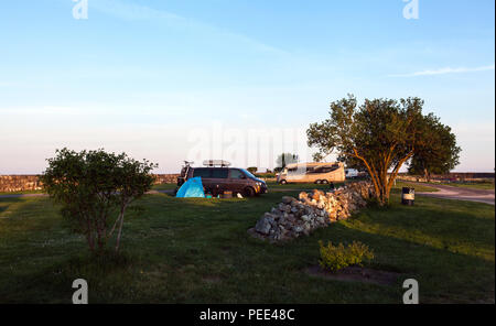 KRISTIANOPEL, Schweden am 14. Mai 2018. Blick auf den Campingplatz kurz vor Sonnenuntergang. Steinmauern und Fahrzeuge. Redaktionelle Verwendung. Stockfoto