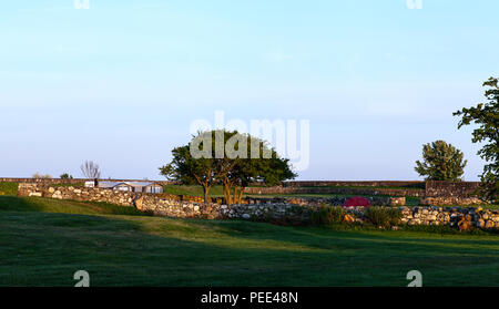 KRISTIANOPEL, Schweden am 14. Mai 2018. Blick auf den Campingplatz kurz vor Sonnenuntergang. Steinmauern und Fahrzeuge. Redaktionelle Verwendung. Stockfoto