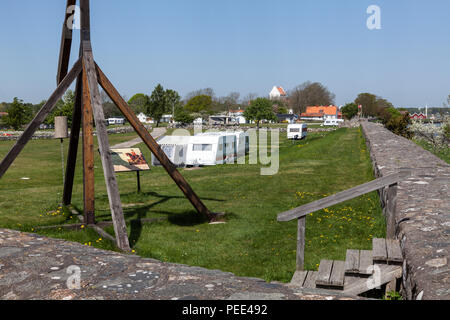 KRISTIANOPEL, Schweden am 14. Mai 2018. Blick auf einen hölzernen Leuchtfeuer, das Information Board diese Seite der Campingplatz. Dorf. Redaktionelle Verwendung. Stockfoto