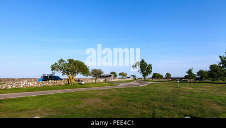 KRISTIANOPEL, Schweden am 14. Mai 2018. Blick auf den Campingplatz kurz vor Sonnenuntergang. Steinmauern und Fahrzeuge. Redaktionelle Verwendung. Stockfoto