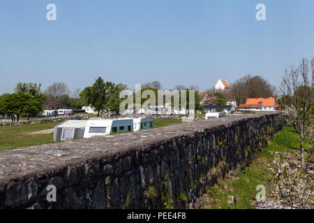 KRISTIANOPEL, Schweden am 14. Mai 2018. Blick auf den Campingplatz von der Wand. Wohnwagen, Bäume auf die Campingplätze. Dorf. Editorial. Stockfoto