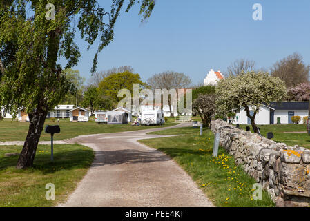 KRISTIANOPEL, Schweden am 14. Mai 2018. Blick auf den Campingplatz von der Wand. Wohnwagen, Bäume auf die Campingplätze. Dorf. Editorial. Stockfoto