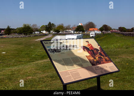 KRISTIANOPEL, Schweden am 14. Mai 2018. Blick auf eine Infotafel auf dieser Seite der Campingplatz. Dorf im Hintergrund. Leitartikel Stockfoto