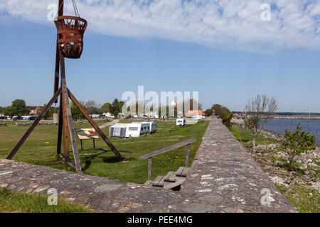 KRISTIANOPEL, Schweden am 14. Mai 2018. Blick auf einen hölzernen Leuchtfeuer, das Information Board diese Seite der Campingplatz. Dorf. Redaktionelle Verwendung. Stockfoto