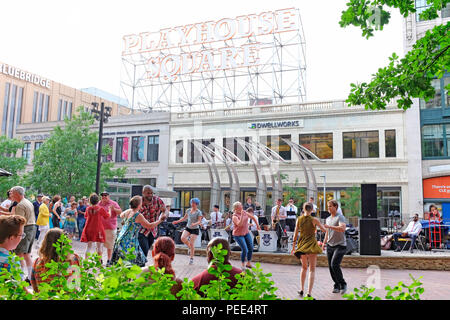 Cleveland Bewohner und Besucher nehmen an uns Bank Plaza in Playhouse Square Dance auf der L.A. zu schwingen Swing Barons während einer der wöchentlichen Tänze Stockfoto