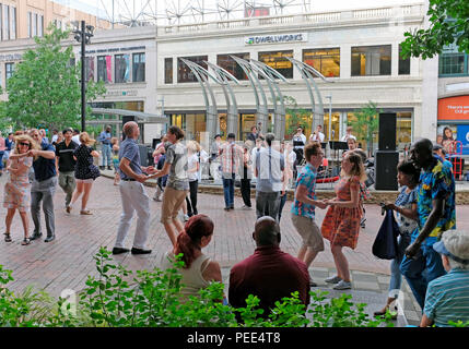 Cleveland Bewohner und Besucher nehmen an uns Bank Plaza in Playhouse Square Dance auf der L.A. zu schwingen Swing Barons während einer der wöchentlichen Tänze Stockfoto