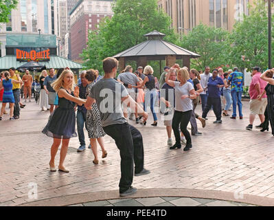 Summertime swing Tanzen im Freien Band im Playhouse Square in Cleveland, Ohio, USA leben. Stockfoto