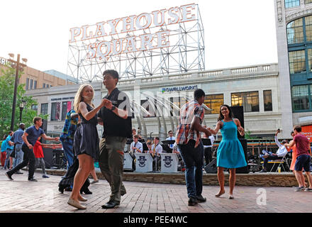 Summertime swing Tanzen im Freien Band im Playhouse Square in Cleveland, Ohio, USA leben. Stockfoto