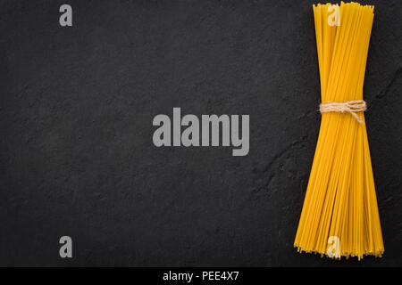 Italienisches Essen Hintergrund mit Spaghetti. Schiefer Hintergrund, Lebensmittel und gesunde Ernährung, Kopieren, Nahaufnahme. Stockfoto