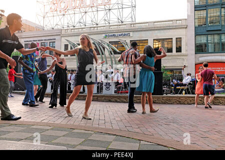 Summertime swing Tanzen im Freien Band im Playhouse Square in Cleveland, Ohio, USA leben. Stockfoto