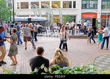 Summertime swing Tanzen im Freien Band im Playhouse Square in Cleveland, Ohio, USA leben. Stockfoto