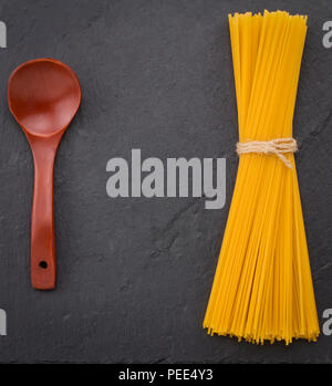 Italienisches Essen Hintergrund mit Spaghetti. Schiefer Hintergrund, Lebensmittel und gesunde Ernährung, Kopieren, Nahaufnahme. Stockfoto