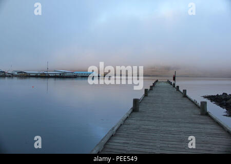 Misty Harbor. Siglufjordur, Cornwall, Island. Stockfoto