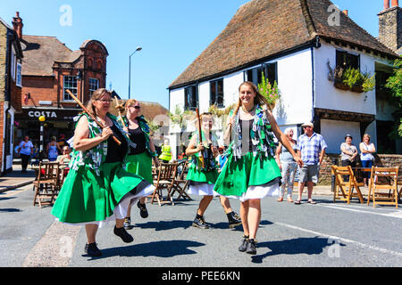 Traditionelle englische Volkstänzer, Frauen aus dem Nordwesten Offcumduns Tanz Seite verstopfen, Tanzen in der Straße am Sandwich Folk und Ale-Festival. Stockfoto