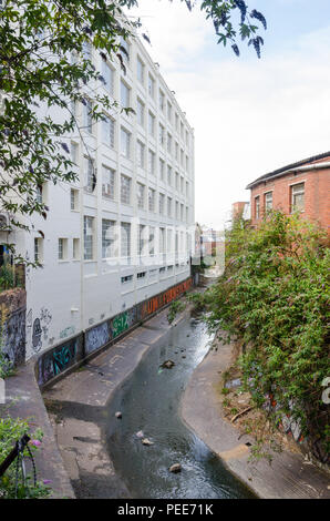Eisenbahnviadukt über den Fluss Rea in der Nähe der Digbeth Custard Factory, kreative Birmingham's Quarter Stockfoto