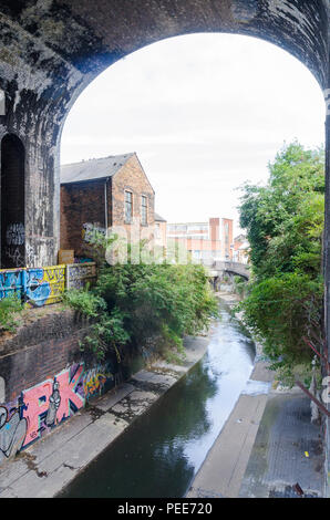 Eisenbahnviadukt über den Fluss Rea in der Nähe der Digbeth Custard Factory, kreative Birmingham's Quarter Stockfoto