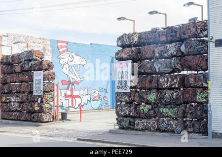 Zerquetschte Autos als Bausteine einer Wand am Parkplatz in Heide Mill Lane, Digbeth zu bauen Stockfoto