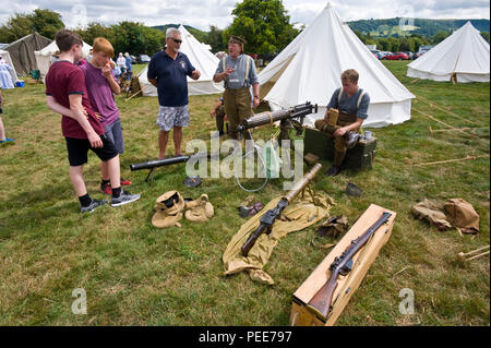 Weltkrieg eine lebendige Geschichte reenactors mit Maschinengewehr und Gewehr in Hay-on-Wye Powys Wales UK Stockfoto