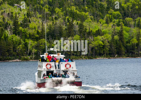 Touristen an Bord der West Brook II für einen Wasserfall & Wildlife watching Trip auf Western Brook Pond im Gros Morne National Park, Neufundland. Stockfoto