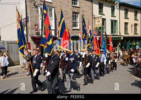 Weltkrieg eine Festveranstaltung Parade mit militärischen Standards in Hay-on-Wye Powys Wales UK Stockfoto