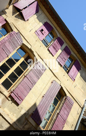 Windows von Arles, Frankreich Stockfoto