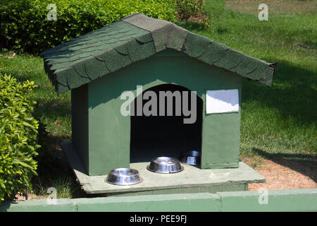 Ferienhaus für Katzen mit Näpfen für Futter auf grünem Rasen Stockfoto