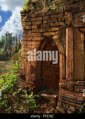 Fragment des alten buddhistischen Tempel in den Strahlen der untergehenden Sonne. Stockfoto